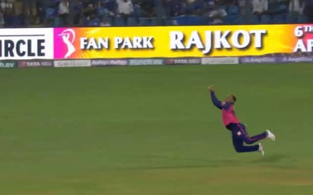 IPL 2024: Shimron Hetmyer took a charismatic catch by jumping in the air, you will also be surprised after watching the video.