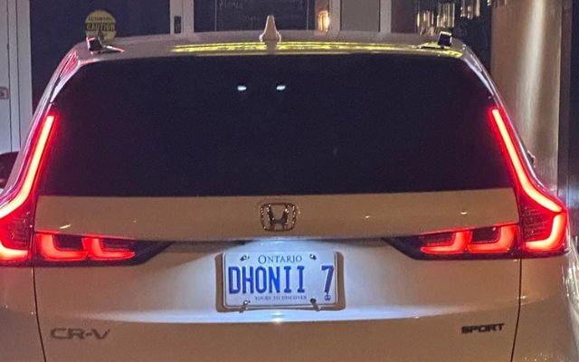 A special car with the number plate ‘DHONII 7’ was seen in Canada, then the fans reacted in a special way