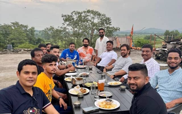 MS Dhoni was seen having fun with his friends, the picture is going viral on social media