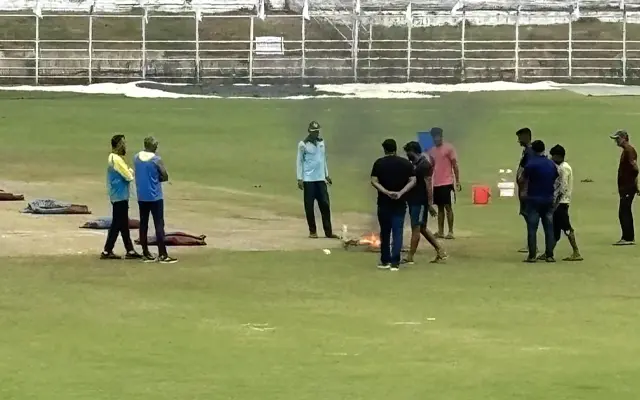 Cow dung cake is being used to dry the pitch in Bihar, you will feel dizzy after watching the video