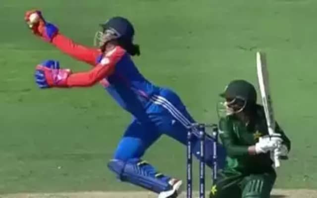 Women T20 World Cup 2024: Richa Ghosh took an incredible catch with one hand against Pakistan, video going viral on social media