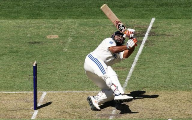 AUS vs IND: In the Perth Test match, Rishabh Pant hit a rolling six against Pat Cummins, video went viral.